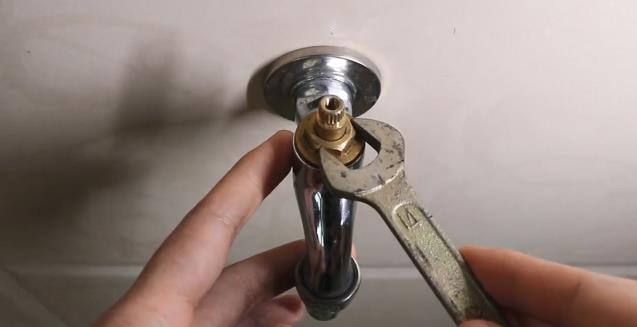 水龍頭滴水怎么處理？看步驟圖跟著老師傅一步步操作一下吧！